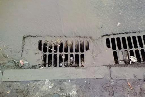 雨水變成了臟水后，通過雨水口進入排水管網(wǎng)。